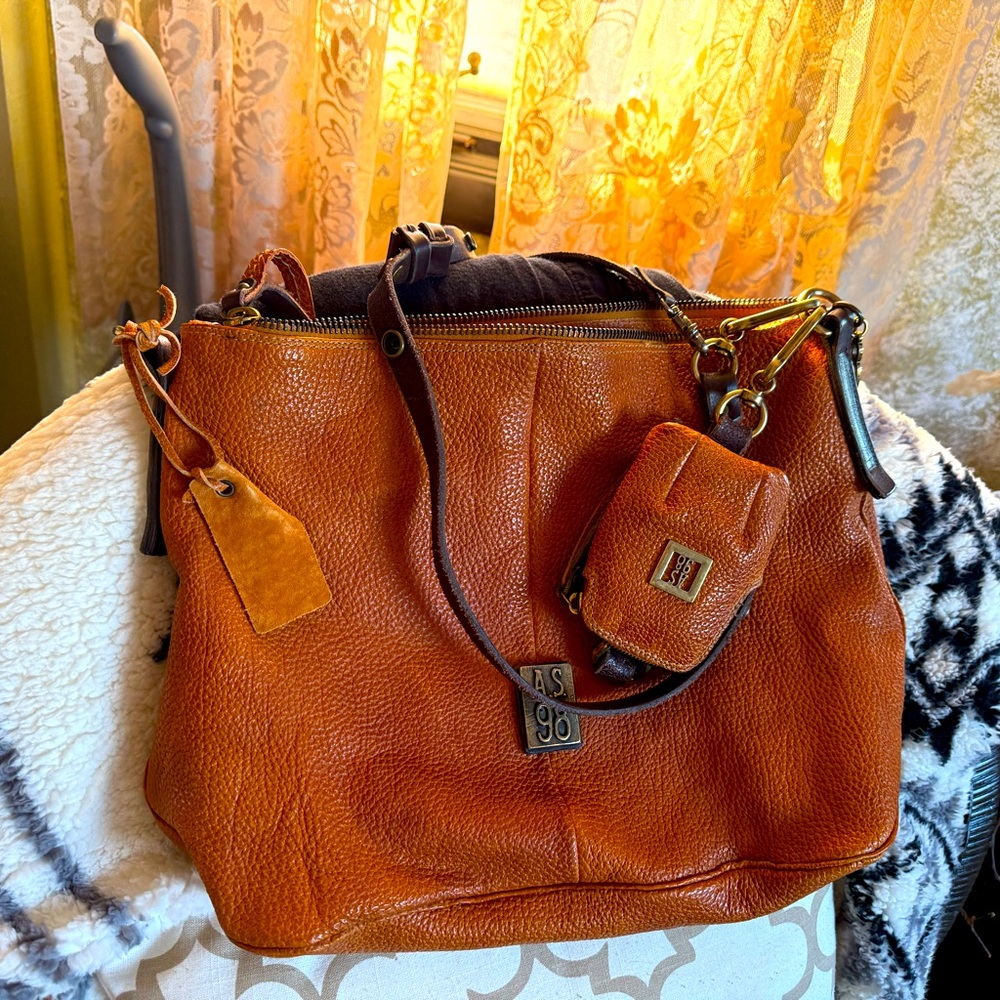 AS98 new, beautiful, thick, soft, leather purse, unique with fringe
